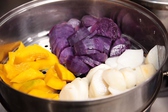 1.原材料タロイモと紫芋とかぼちゃを柔らかくなるまで蒸します。