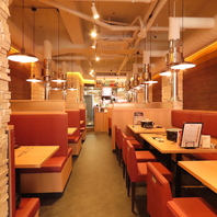 大人数でも安心して座れる店内の作りです