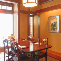 ハレの日や特別な記念日など心を込めたおもてなしと上質な空間で快適にお過ごしいただけます。光が多く入る開放的な空間で懐石料理をお楽しみください。