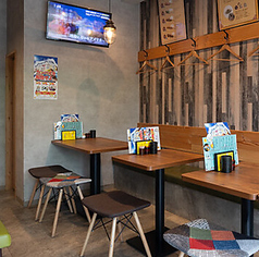 ご家族やご友人とのカジュアルな食事シーンにぴったりなのがテーブル席です。広々としたスペースは、最大10名様まで着席可能なため、グループでの食事会やちょっとした集まりにも便利ですよ。明るくおしゃれな雰囲気のなかで、絶品の焼き鳥や一品料理を囲み、楽しい会話とともにゆったりとお過ごしください。