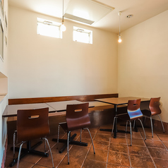 ごゆっくりお食事できるテーブル席もご用意しております♪