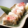北海道といえばカニ！北海道から直送した新鮮なカニを使ったタラバ蟹押し寿司をご提供いたします。タラバガニをふんだんに使った豪華な押し寿司のこちらは、当店の人気メニューの一つです！