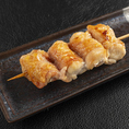 銘柄鶏「信玄鶏」を贅沢に使用。雑味のない澄んだ味わいと、柔らかな弾力が特徴の信玄鶏を、一本一本丁寧に串打ちし、絶妙な火入れで焼き上げます。噛むほどに溢れ出すジューシーな肉汁と、素材本来の濃厚な旨味はまさに自慢の逸品。こだわり抜いた一串が、格別のひとときを彩ります。ぜひご賞味ください。