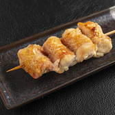 銘柄鶏「信玄鶏」を贅沢に使用。雑味のない澄んだ味わいと、柔らかな弾力が特徴の信玄鶏を、一本一本丁寧に串打ちし、絶妙な火入れで焼き上げます。噛むほどに溢れ出すジューシーな肉汁と、素材本来の濃厚な旨味はまさに自慢の逸品。こだわり抜いた一串が、格別のひとときを彩ります。ぜひご賞味ください。