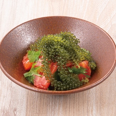 プチプチ海ぶどうとトマトの大葉マリネ