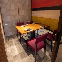 接待や会食などの重要なシーンにもお使いいただける、静かで落ち着いた雰囲気の少人数向け個室。各種飲み放題付のご宴会向きコースも多彩にご用意しております！厳選食材を使用した当店自慢の料理と種類豊富なドリンクメニューとのペアリングを、是非ご堪能ください。