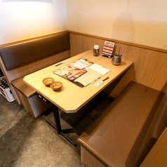 開放感のある店内。木のぬくもりが温かい癒しの空間で落ち着いたご宴会を開催頂けます。大人数様もOK！各種ご宴会にもおすすめ ♪