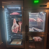 食肉を解凍・熟成するための貯蔵庫を完備！厳しく管理された室温・湿度の庫内で空気を循環させて肉に風を当てることで美味しい熟成肉が作られます。じっくり時間をかけたこだわりの「100日熟成肉」は当店ならでは食材です！