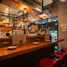 カウンター席を13席ご用意しており、オーナー自慢の料理を間近でお楽しみいただけます。お一人様や少人数のお客様にぴったりで、アットホームな雰囲気の中でリラックスしながらお食事をお楽しみいただけます。