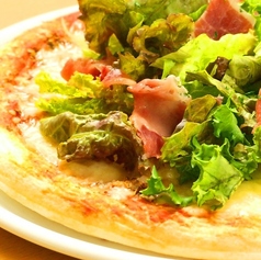生ハムのせサラダ仕立てピザ