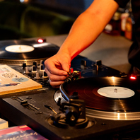 お好みの音楽とお食事、ドリンクを楽しむ。