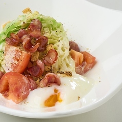 薩隅豚スモークと半熟玉子の温かキャベツサラダ