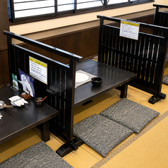 【座敷：４名様×１９卓】全席座敷で、隣の席とは仕切りがあります。※お子様ずれのネット予約の際は、“お店へのご要望”にお子様の数を入力していただけましたら幸いです。また、座椅子とお子さまチェアーもご用意できますのでお気軽にお声掛けください。