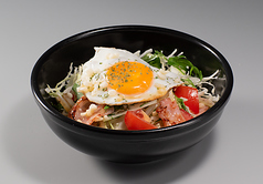 熱々玉子のベーコンサラダ/キャベツの塩昆布サラダ