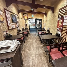 都営大門駅A2出口より徒歩約2分の立地にある当店は、各種宴会などにも最適です。メニューが豊富で、多彩な料理を楽しめるため、さまざまなシーンに対応しています。全席喫煙可なので、リラックスした雰囲気の中でお食事やお酒をお楽しみいただけます。皆様のお越しをスタッフ一同心よりお待ちしております。