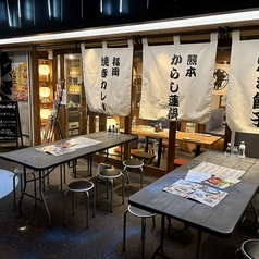 雨の日でも濡れずにワイワイ飲める屋根付きテラス席！馬刺しやおつまみをつまみながら、気取らず気軽に一杯やれる人気スポットです。仕事帰りのサク飲みも仲間との語らいも大歓迎。外の雰囲気を感じつつ、大衆酒場らしい賑やかさをそのまま楽しめる、居心地バツグンのテラスです。