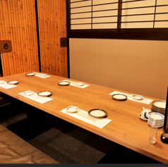 接待や会食、商談など大切なお客様のおもてなしや、アニバーサリーなど大切な方と過ごすひと時に相応しい、落ち着いた雰囲気の6名様掛けの個室席を完備しております。人気のお席の為、ご予約はお早めに♪