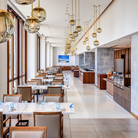 天井が高く開放的なダイニング