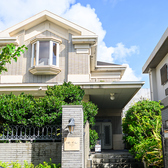 住宅地の中にある一軒家レストラン。駐車場も隣接しております。