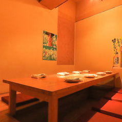 テーブルで2名～4名収容可能、プライベート飲み会向け！デートや会社仲間うちでご利用いただけます♪