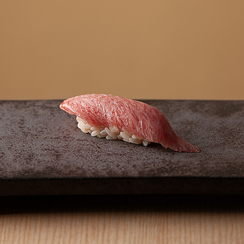 【旬の鮮魚と赤酢シャリの江戸前鮨】和の一皿とともに楽しむ銀座の鮨処