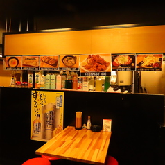 【お一人様のサク飲みにも♪】「一人だと入りずらいかな…」心配ご無用！2名様掛けのテーブル席があるので、お一人様でも安心してご来店ください！サクッと飲みたいそんな時に…ぜひ当店に足を運んでみてください☆