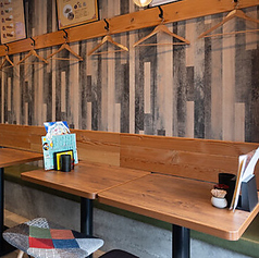 木目とタイルを施した店内は、明るくおしゃれなナチュラル空間です。この空間を貸切でご利用いただけ、着席時最大18名様まで収容可能です。会社の宴会、歓送迎会、同窓会など、大人数でのパーティーに最適です。思い出に残る特別な時間をお過ごしいただけるよう、心を込めておもてなしいたします。