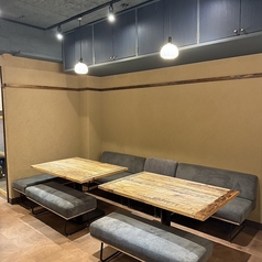 ゆったりとお過ごしいただけるソファー席は女子会に大人気！広々テーブルでくつろぎながらお食事やお酒をお楽しみください。