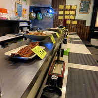 おばんざい並ぶカウンター