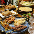 焼き鳥は187円からと手頃な価格ながら、しっかりとしたボリュームが魅力。塩コショウを中心に、素材の味を最大限に引き出した焼き加減が自慢です。コリコリ食感が楽しい「ハツモト」、絶妙な火入れの「炙りキモ」、自家製タレの「つくね」など、バリエーション豊富にご用意◎