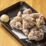 自家製ダレに漬けた当店名物の「とりからあげ」はクセになる逸品★