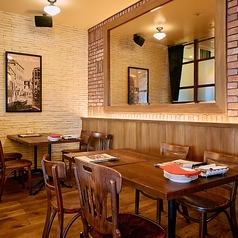 【テーブル席】2～4名様向け。開放感のあるフロアのテーブル席は、お食事会やサク飲みにもおススメ◎広々とした空間には、様々なタイプのお席をご用意！1名様からご利用いただけます♪是非、お気軽にお立ち寄りください★