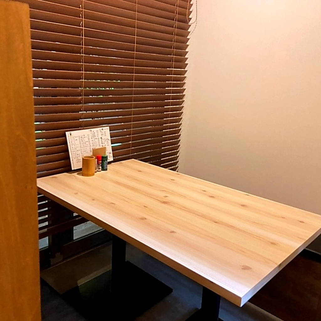 木のぬくもりを基調としたテーブルは、時間を忘れてくつろげます。