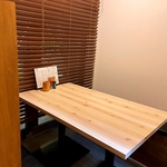 木のぬくもりを基調としたテーブルは、時間を忘れてくつろげます。