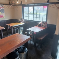 女子会や仕事帰りの一杯など使い勝手抜群なテーブル席