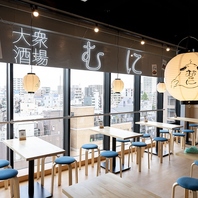 ネオンやイラストが映える店内☆