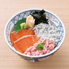 鮮魚としらすとまぐろたたきの三種丼/オランダ島サーモンとしらすとまぐろたたきの三種丼
