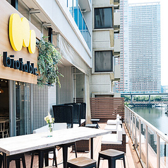 運河沿いのロケーションで、都会の真ん中とは思えないほどの開放感を味わえます◎ベビーカーを置いていただけるスペースもございます。