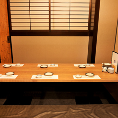 和の趣溢れる4名様掛けの個室席は周りを気にせず、ゆったり食事も会話も楽しめます♪お仕事帰りのちょっとした飲み会やデート、女子会やママ会、忘新年会など様々なシーンにご利用ください。各種ご宴会のご予約承り中！