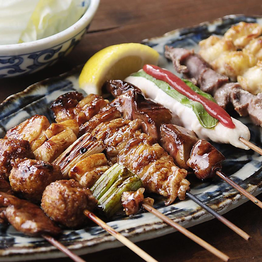 炭火で焼き上げる焼鳥も人気です