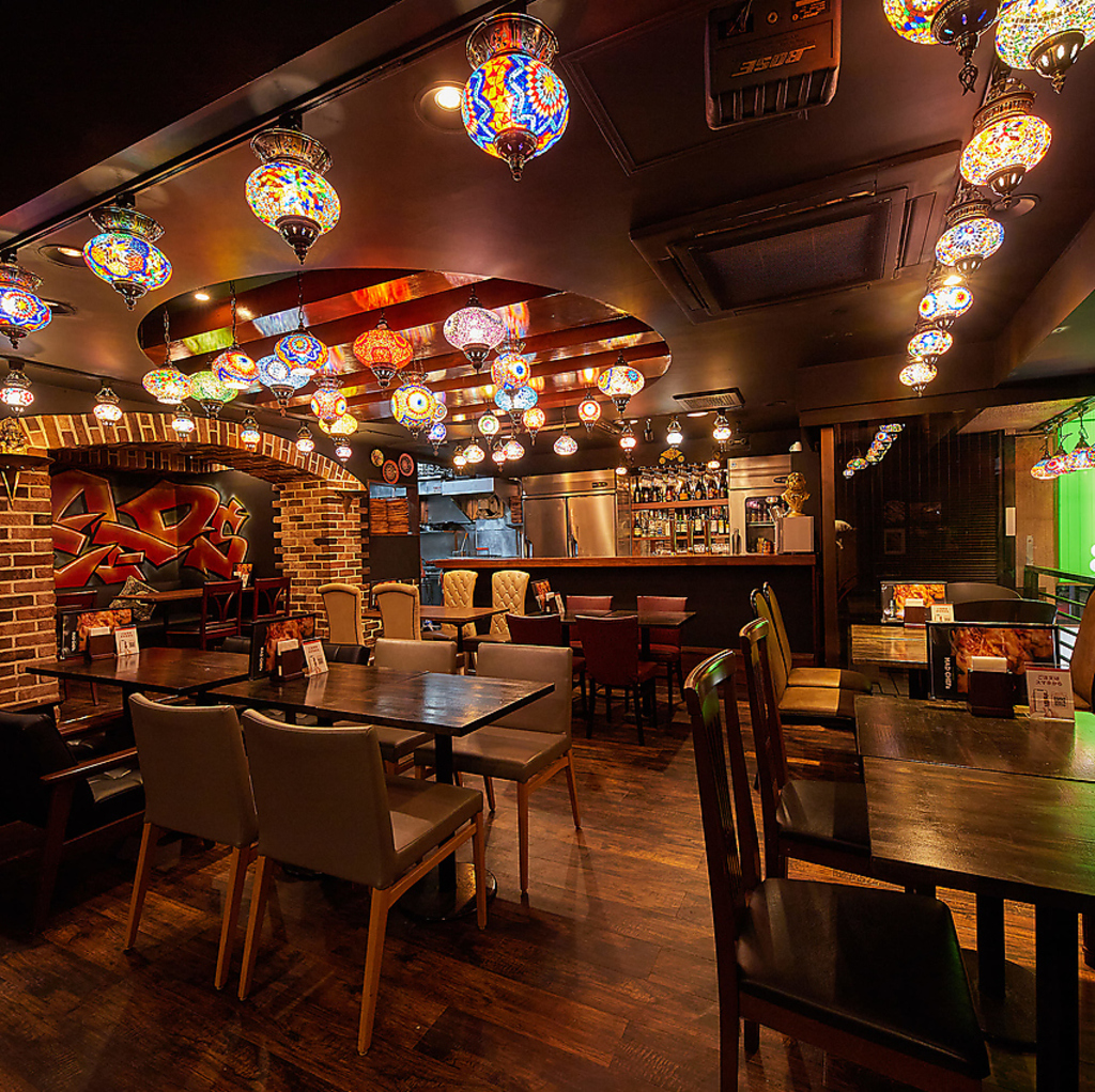 昼はカレー、夜は炭火焼きタンドールとピザと創作。昼夜で表情が変わる二毛作スタイルのビストロ酒場