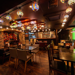 昼はカレー、夜は炭火焼きタンドールとピザと創作。昼夜で表情が変わる二毛作スタイルのビストロ酒場