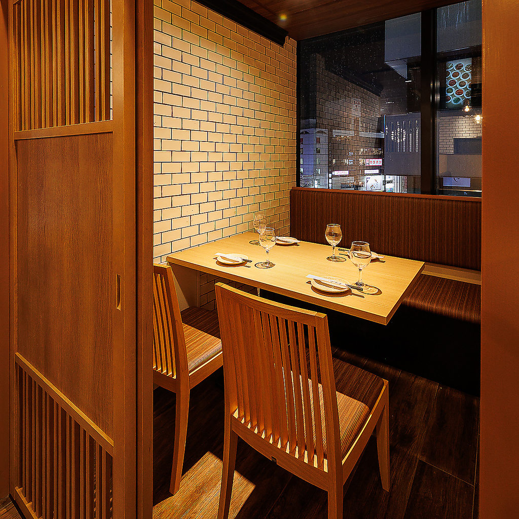 6名様までご利用いただける個室席。シーンに合わせてご利用ください。