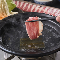 熱湯にさっとくぐらせることで余分な脂が落ち、さっぱりとした味わいに。