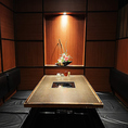 少人数でのご宴会や、仲の良いお友達同士でのお集まりなどにピッタリなお部屋です。また、接待や会食など幅広くご利用頂けます。各種オススメのご宴会コースと共にお愉しみ下さい。宴会コース以外にも、旬の食材を使った季節の逸品もオススメです。厳選焼酎と共にご堪能頂けます。
