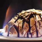 名物！「焼きアイス」。お客様の目の前でファイヤーします♪人数に合わせてBIGに！誕生日にもお勧め