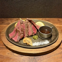 和牛のステーキや沢山の一品、鉄板料理を楽しめます。