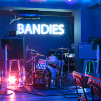 音に包まれる臨場感まで楽しめる生演奏の本格カラオケ♪