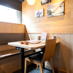 開放感のある店内。木のぬくもりが温かい癒しの空間で落ち着いたご宴会を開催頂けます。大人数様もOK！各種ご宴会にもおすすめ♪