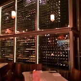 壁一面のワインセラーには、3000円台からハイクラスまで常時500本のワインを取り揃えております。